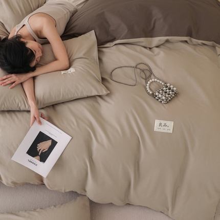眠博士 2025新款高支高密全棉双拼40支纯色四件套场景二 全棉拼色-杏色+春泥