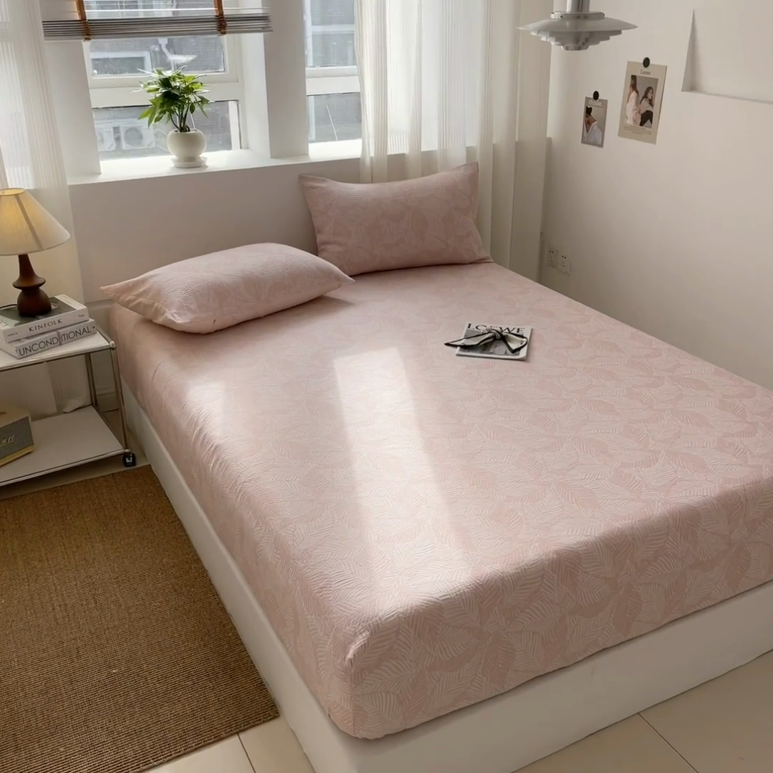 91家纺网 家纺一手货源 找家纺 眠博士 2025新款AB版简约时尚A类全棉三层纱系列单床笠 三层纱单床笠-幸运叶-粉