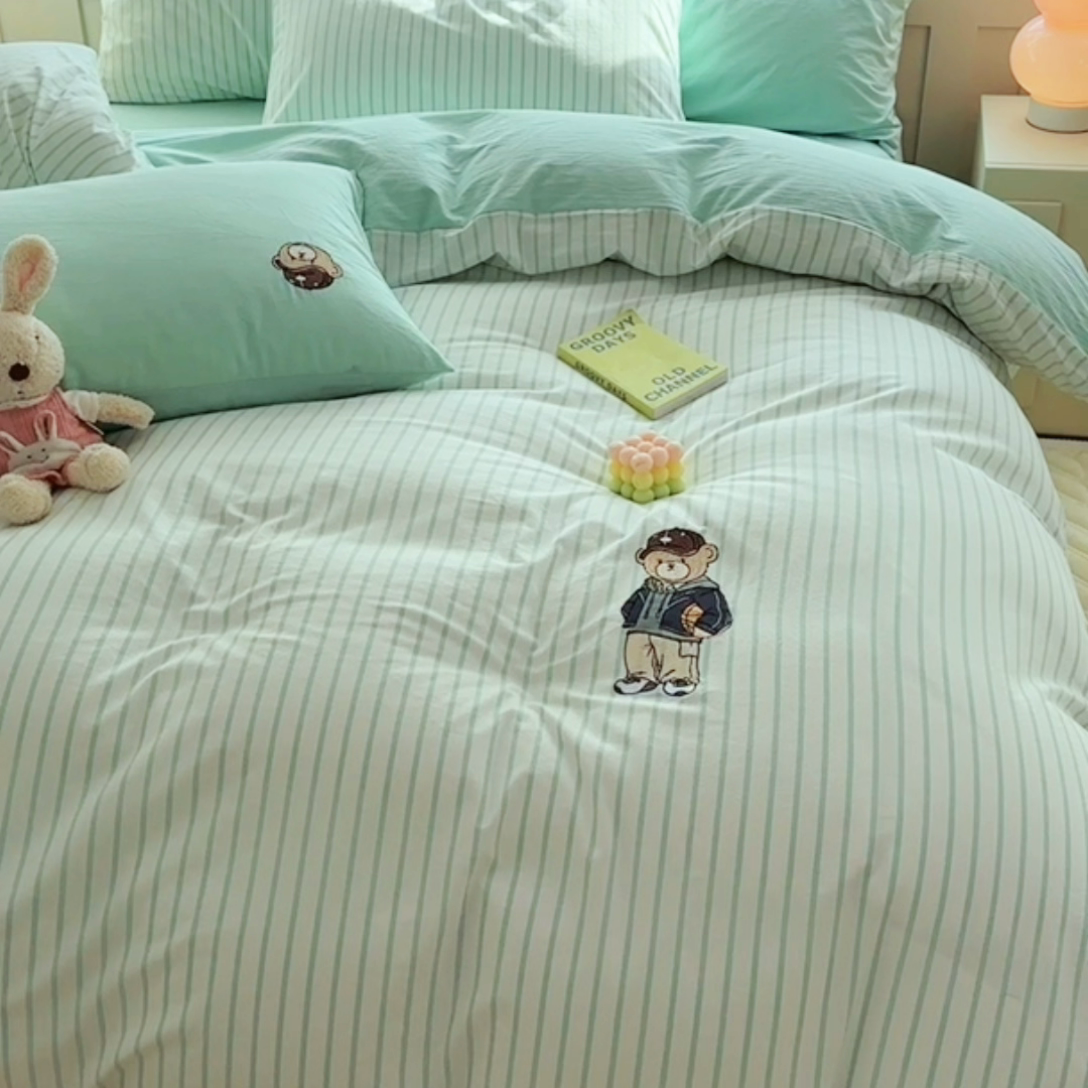 91家纺网 家纺一手货源 找家纺 大境 2026新款色织全棉水洗棉刺绣四件套小清新纯棉四件套 篮球小熊-条纹绿