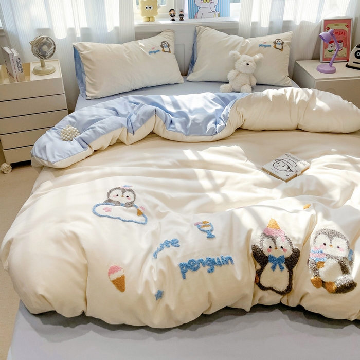 91家纺网 家纺一手货源 找家纺 梦之岛 2025新款多巴胺云朵棉可爱毛巾绣四件套 快乐企鹅-白蓝