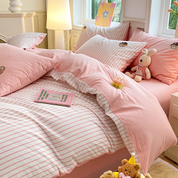 91家纺网 家纺一手货源 找家纺 大境 2026新款色织全棉水洗棉刺绣四件套小清新纯棉四件套 篮球小熊-条纹粉