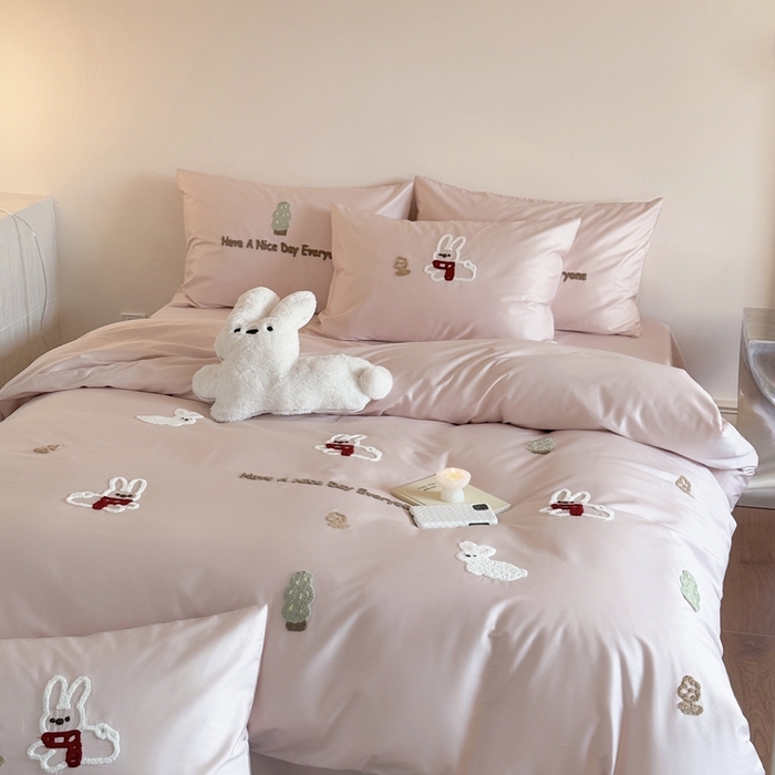 91家纺网 家纺一手货源 找家纺 鹿班家居 2025新款春夏款100S长绒棉毛巾绣四件套—小森林（标准会员-20元） 小森林-粉色