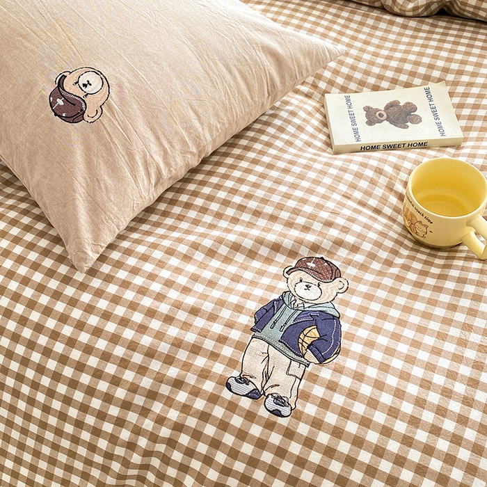 91家纺网 家纺一手货源 找家纺 大境 2026新款色织全棉水洗棉刺绣四件套小清新纯棉四件套 篮球小熊-格子咖