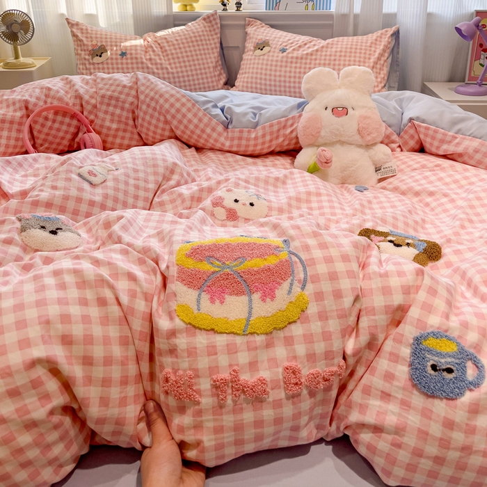 91家纺网 家纺一手货源 找家纺 梦之岛 2025新款多巴胺云朵棉可爱毛巾绣四件套 蛋糕kitty-粉