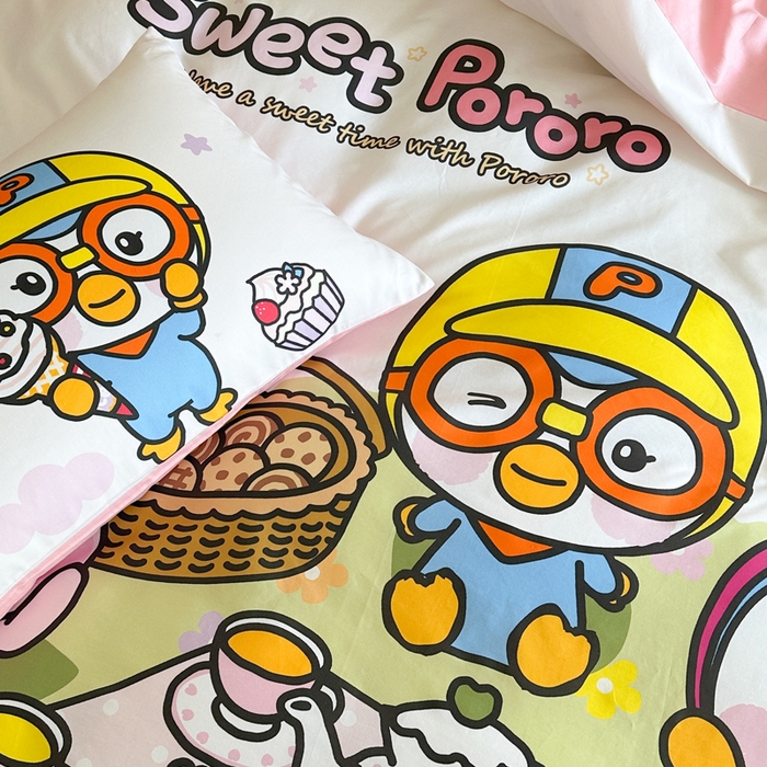 91家纺网 家纺一手货源 找家纺 金爱家 2025新款波乐乐系列纯棉数码印花系列四件套 波乐乐-露营时刻