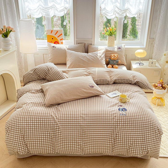 91家纺网 家纺一手货源 找家纺 大境 2026新款色织全棉水洗棉刺绣四件套小清新纯棉四件套 篮球小熊-格子咖