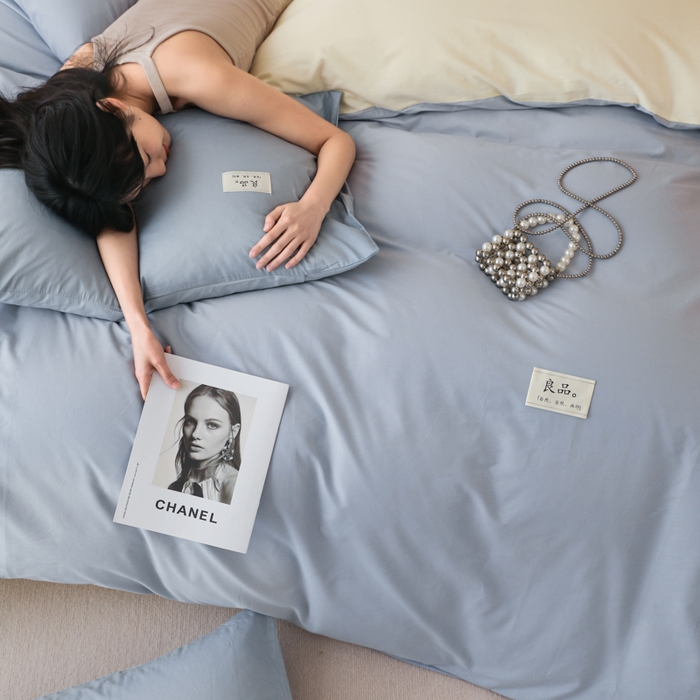 91家纺网 家纺一手货源 找家纺 眠博士 2025新款高支高密全棉双拼40支纯色四件套场景二 全棉拼色-浅蓝+浅黄