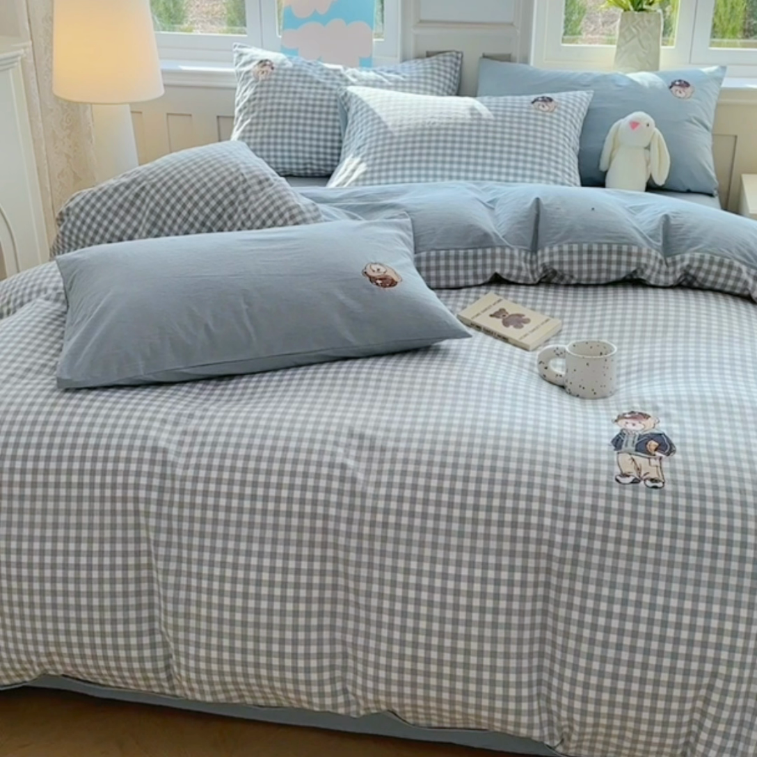 91家纺网 家纺一手货源 找家纺 大境 2026新款色织全棉水洗棉刺绣四件套小清新纯棉四件套 篮球小熊-格子蓝