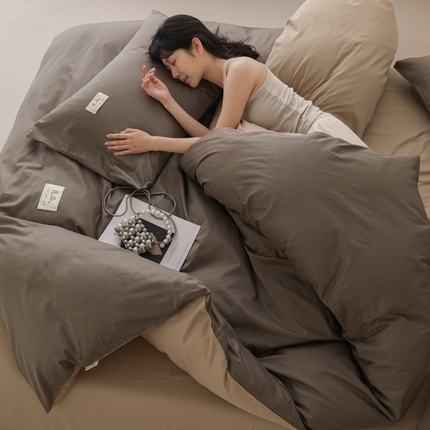 眠博士 2025新款高支高密全棉双拼40支纯色四件套场景二 全棉拼色-春泥+卡其