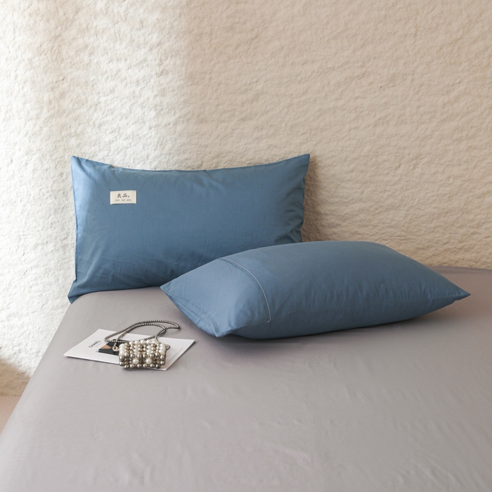 91家纺网 家纺一手货源 找家纺 眠博士 2025新款高支高密全棉双拼40支纯色四件套场景二 全棉拼色-宝蓝+银灰