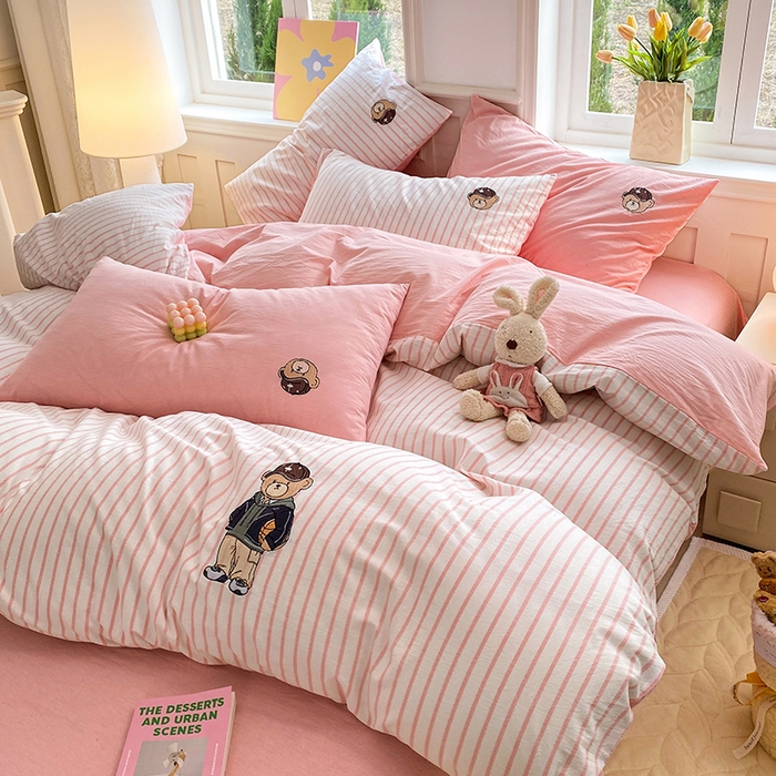 91家纺网 家纺一手货源 找家纺 大境 2026新款色织全棉水洗棉刺绣四件套小清新纯棉四件套 篮球小熊-条纹粉