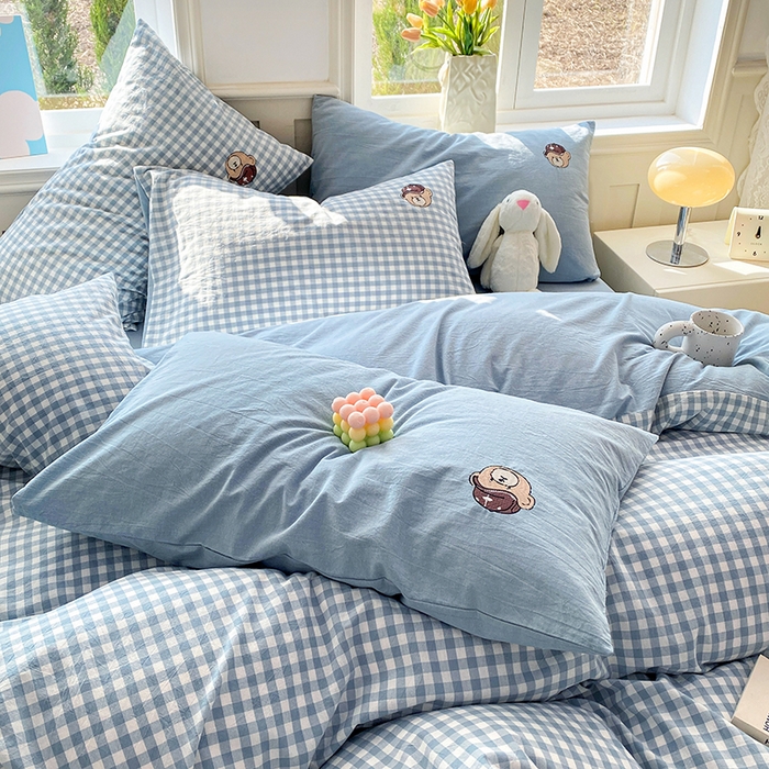 91家纺网 家纺一手货源 找家纺 大境 2026新款色织全棉水洗棉刺绣四件套小清新纯棉四件套 篮球小熊-格子蓝