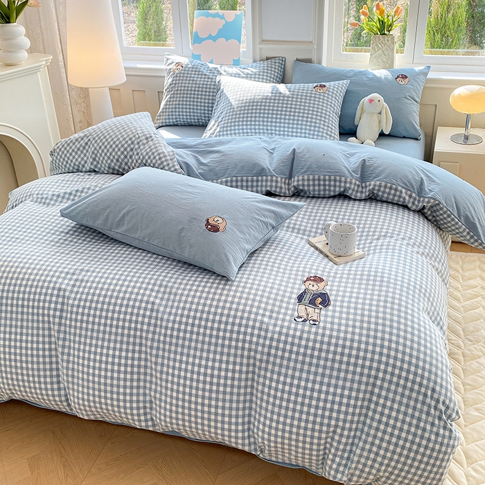 91家纺网 家纺一手货源 找家纺 大境 2026新款色织全棉水洗棉刺绣四件套小清新纯棉四件套 篮球小熊-格子蓝