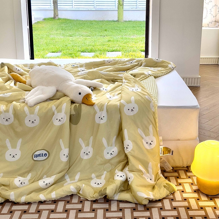 91家纺网 家纺一手货源 找家纺 绒梦里 2025新款儿童卡通系列A类凉感冰豆豆夏被 HELLO兔