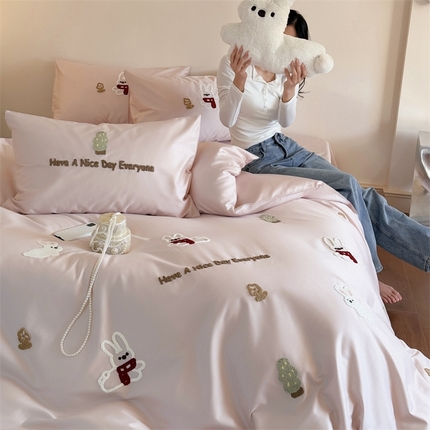 鹿班家居 2025新款春夏款100S长绒棉毛巾绣四件套—小森林（标准会员-20元） 小森林-粉色