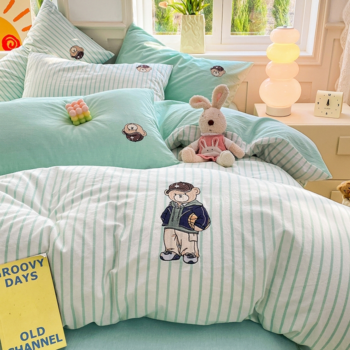 91家纺网 家纺一手货源 找家纺 大境 2026新款色织全棉水洗棉刺绣四件套小清新纯棉四件套 篮球小熊-条纹绿