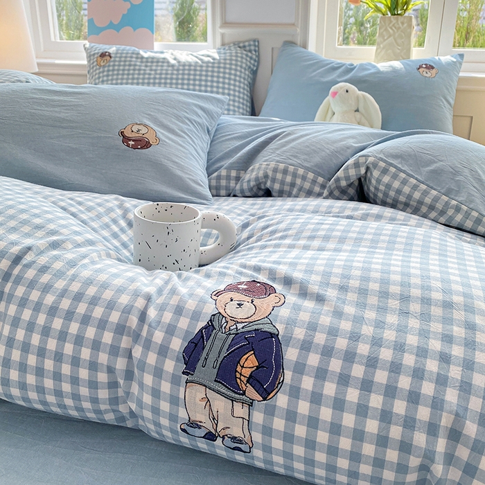 91家纺网 家纺一手货源 找家纺 大境 2026新款色织全棉水洗棉刺绣四件套小清新纯棉四件套 篮球小熊-格子蓝