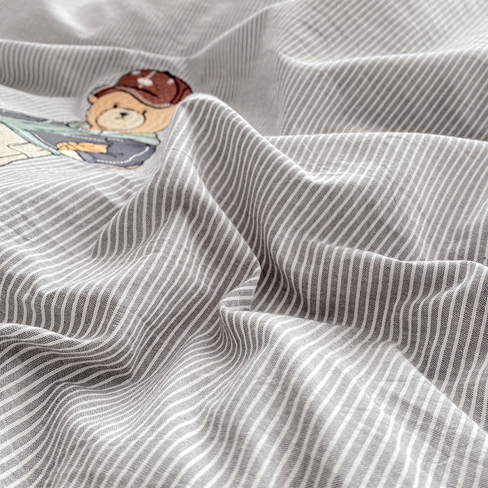 91家纺网 家纺一手货源 找家纺 大境 2026新款色织全棉水洗棉刺绣四件套小清新纯棉四件套 篮球小熊-细条灰