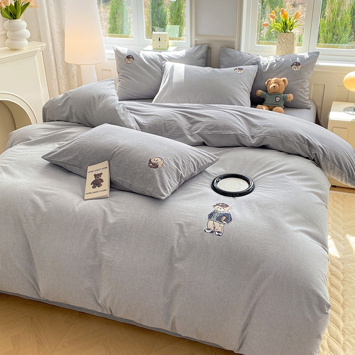 91家纺网 家纺一手货源 找家纺 大境 2026新款色织全棉水洗棉刺绣四件套小清新纯棉四件套 篮球小熊-细条灰