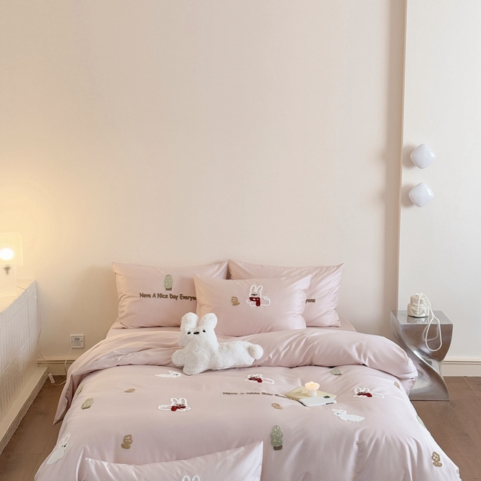 91家纺网 家纺一手货源 找家纺 鹿班家居 2025新款春夏款100S长绒棉毛巾绣四件套—小森林（标准会员-20元） 小森林-粉色