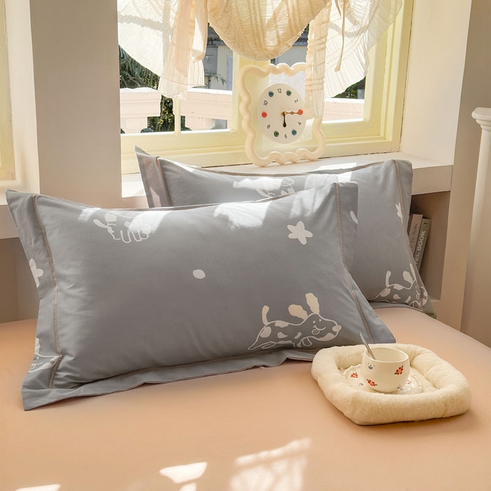 91家纺网 家纺一手货源 找家纺 7V 2025全棉被套133*76纯棉轻奢宽边单被套喷气长绒棉面料 可蒂狗-灰