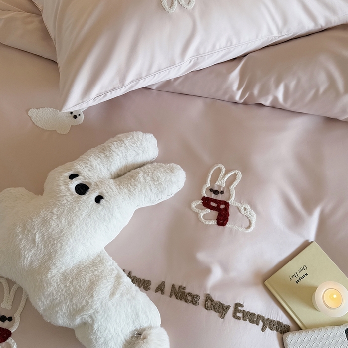 91家纺网 家纺一手货源 找家纺 鹿班家居 2025新款春夏款100S长绒棉毛巾绣四件套—小森林（标准会员-20元） 小森林-粉色