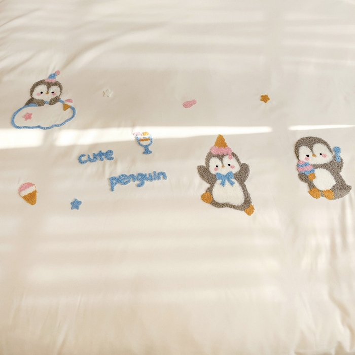 91家纺网 家纺一手货源 找家纺 梦之岛 2025新款多巴胺云朵棉可爱毛巾绣四件套 快乐企鹅-白蓝