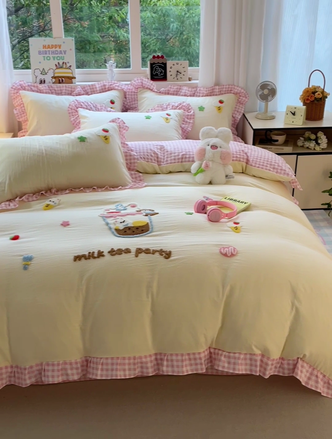 91家纺网 家纺一手货源 找家纺 梦之岛 2025新款ins韩版奶茶风云朵棉可爱毛巾绣四件套 奶茶-白粉