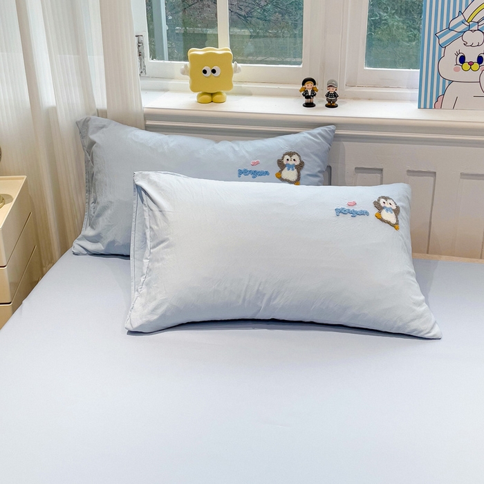 91家纺网 家纺一手货源 找家纺 梦之岛 2025新款多巴胺云朵棉可爱毛巾绣四件套 快乐企鹅-蓝