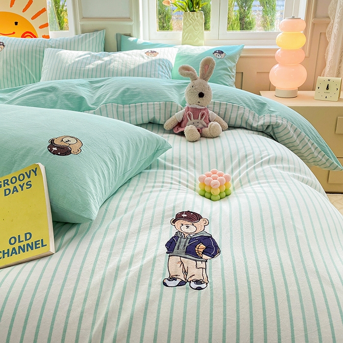 91家纺网 家纺一手货源 找家纺 大境 2026新款色织全棉水洗棉刺绣四件套小清新纯棉四件套 篮球小熊-条纹绿