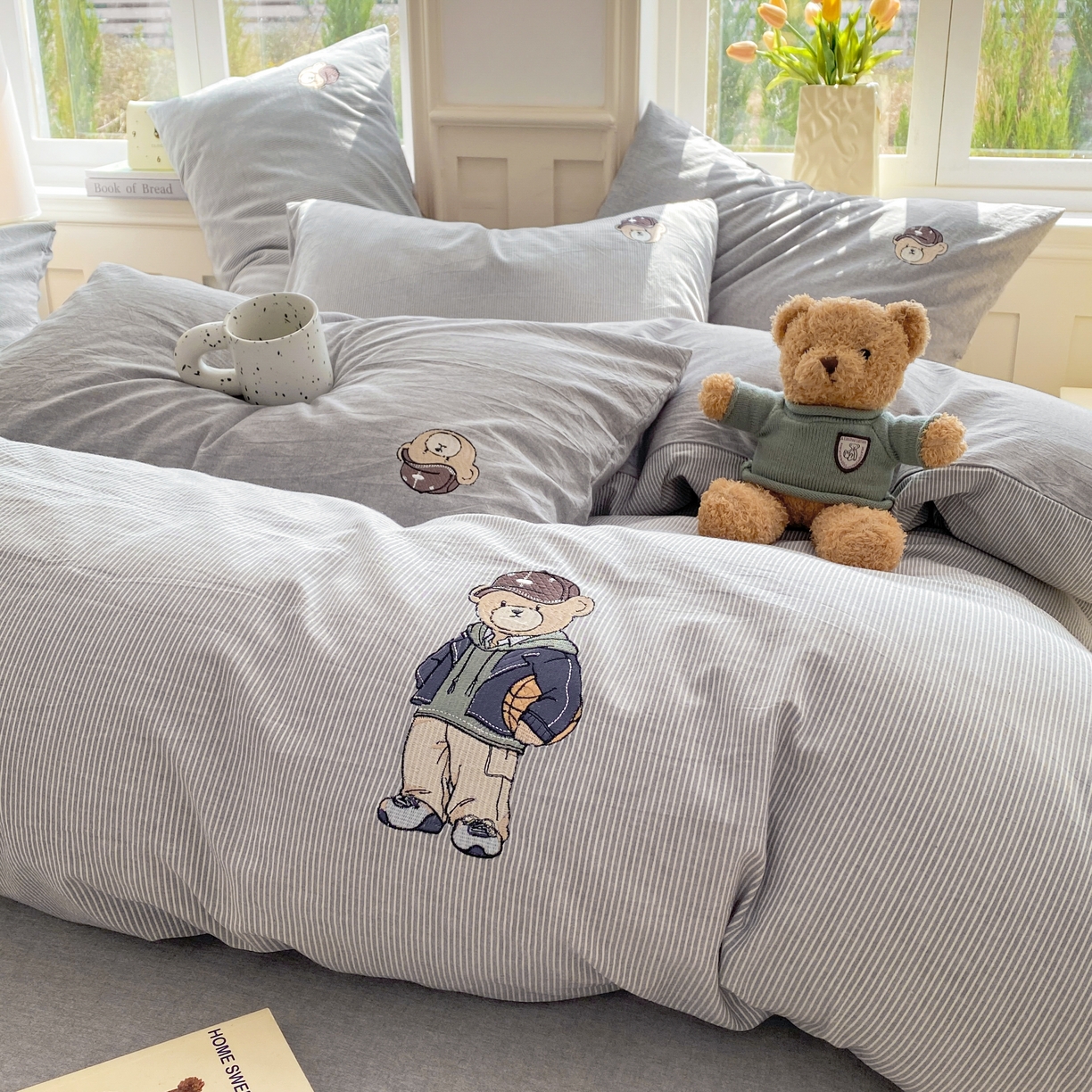 91家纺网 家纺一手货源 找家纺 大境 2026新款色织全棉水洗棉刺绣四件套小清新纯棉四件套 篮球小熊-细条灰