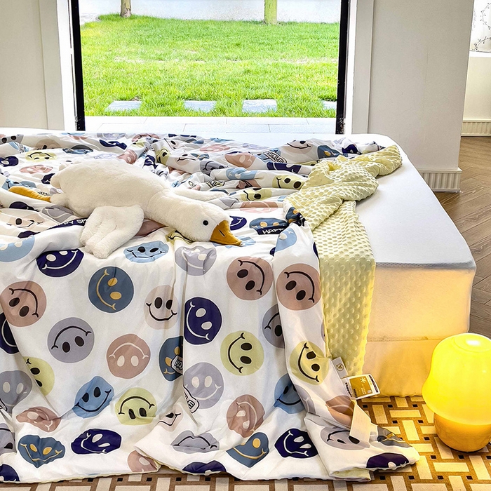91家纺网 家纺一手货源 找家纺 绒梦里 2025新款儿童卡通系列A类凉感冰豆豆夏被 快乐笑脸