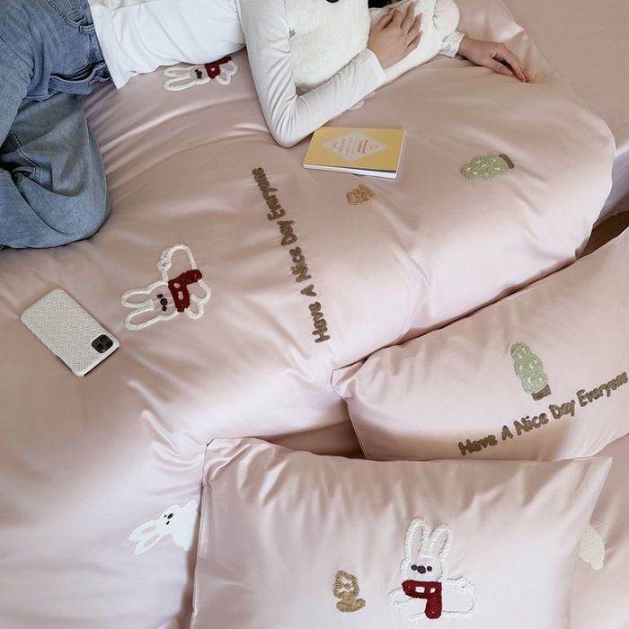 91家纺网 家纺一手货源 找家纺 鹿班家居 2025新款春夏款100S长绒棉毛巾绣四件套—小森林（标准会员-20元） 小森林-粉色