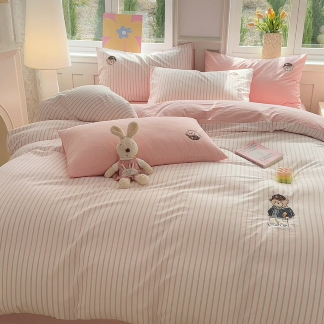 91家纺网 家纺一手货源 找家纺 大境 2026新款色织全棉水洗棉刺绣四件套小清新纯棉四件套 篮球小熊-条纹粉