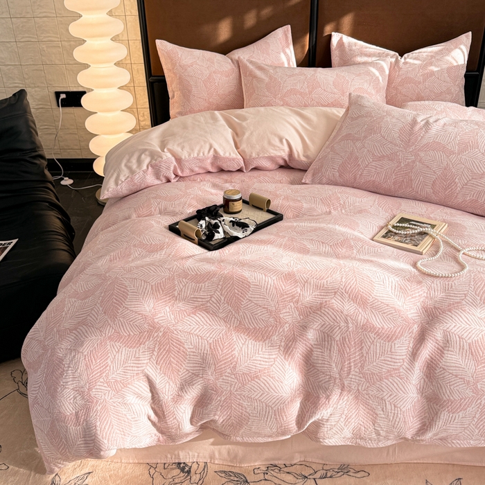 91家纺网 家纺一手货源 找家纺 眠博士 2025新款AB版简约时尚A类全棉三层纱系列四件套 三层纱-幸运叶-粉