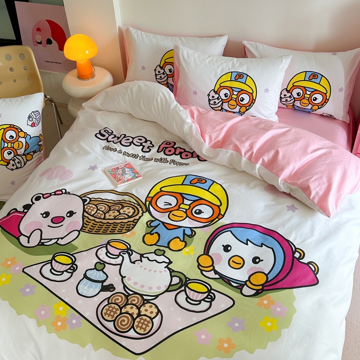 91家纺网 家纺一手货源 找家纺 金爱家 2025新款波乐乐系列纯棉数码印花系列四件套 波乐乐-露营时刻