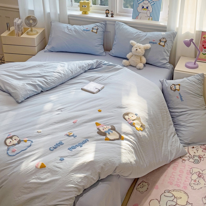 91家纺网 家纺一手货源 找家纺 梦之岛 2025新款多巴胺云朵棉可爱毛巾绣四件套 快乐企鹅-蓝