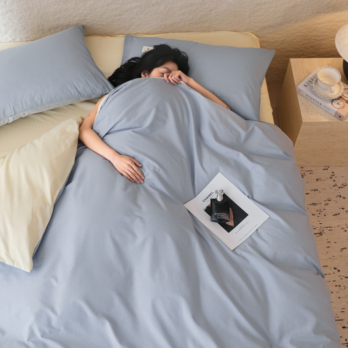 91家纺网 家纺一手货源 找家纺 眠博士 2025新款高支高密全棉双拼40支纯色四件套场景二 全棉拼色-浅蓝+浅黄