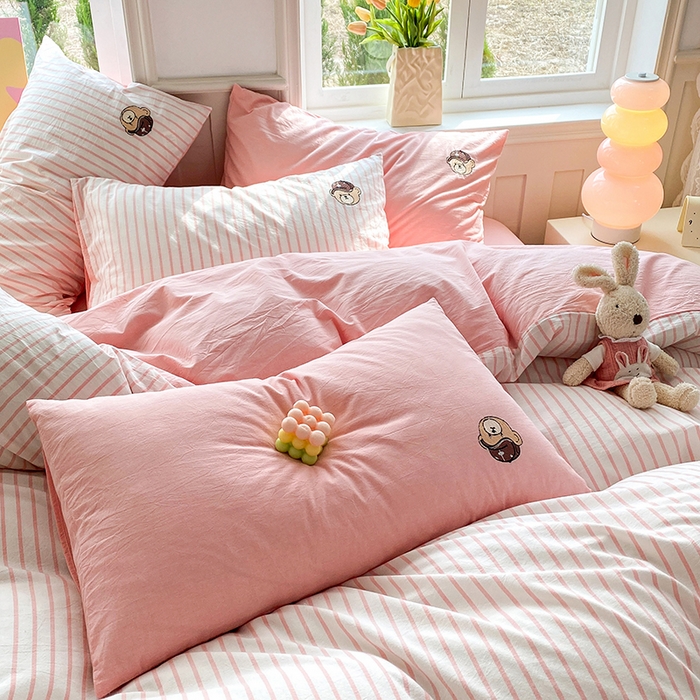 91家纺网 家纺一手货源 找家纺 大境 2026新款色织全棉水洗棉刺绣四件套小清新纯棉四件套 篮球小熊-条纹粉