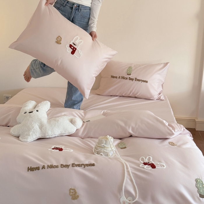 91家纺网 家纺一手货源 找家纺 鹿班家居 2025新款春夏款100S长绒棉毛巾绣四件套—小森林（标准会员-20元） 小森林-粉色