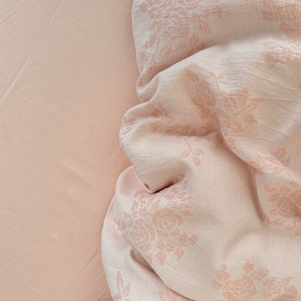 91家纺网 家纺一手货源 找家纺 眠博士2025新款AB版简约时尚A类全棉三层纱系列单被套 三层纱-玫瑰花-粉