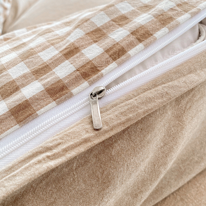 91家纺网 家纺一手货源 找家纺 大境 2026新款色织全棉水洗棉刺绣四件套小清新纯棉四件套 篮球小熊-格子咖