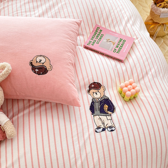 91家纺网 家纺一手货源 找家纺 大境 2026新款色织全棉水洗棉刺绣四件套小清新纯棉四件套 篮球小熊-条纹粉