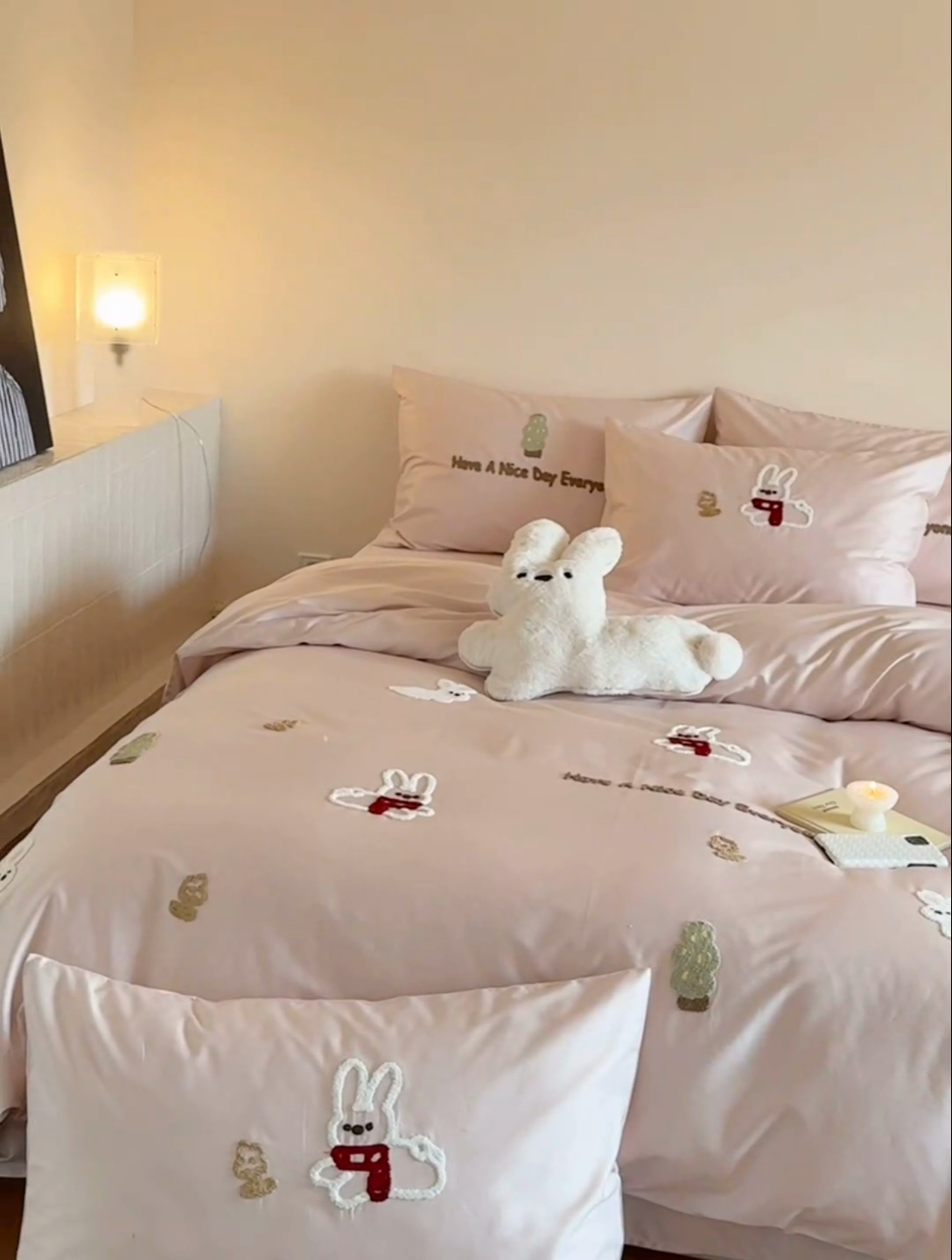 91家纺网 家纺一手货源 找家纺 鹿班家居 2025新款春夏款100S长绒棉毛巾绣四件套—小森林（标准会员-20元） 小森林-粉色