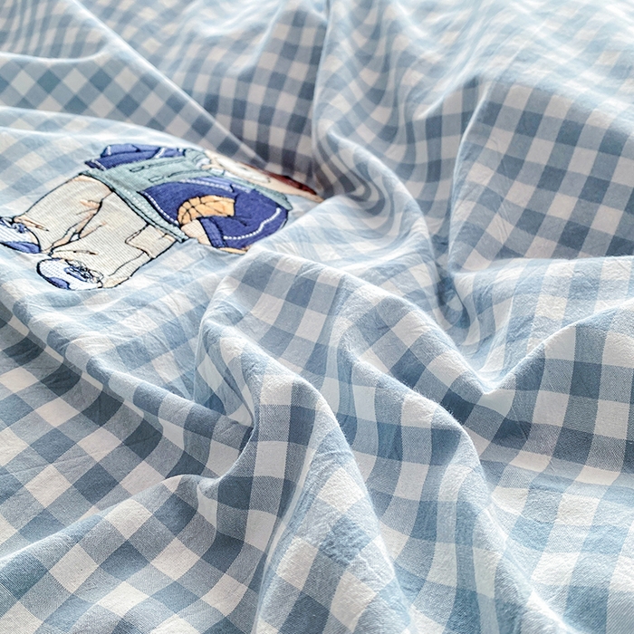 91家纺网 家纺一手货源 找家纺 大境 2026新款色织全棉水洗棉刺绣四件套小清新纯棉四件套 篮球小熊-格子蓝