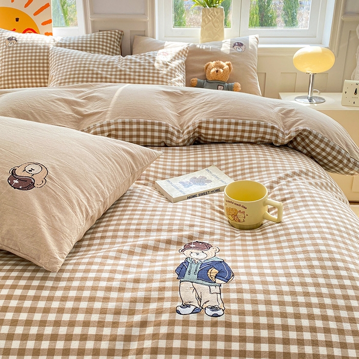 91家纺网 家纺一手货源 找家纺 大境 2026新款色织全棉水洗棉刺绣四件套小清新纯棉四件套 篮球小熊-格子咖