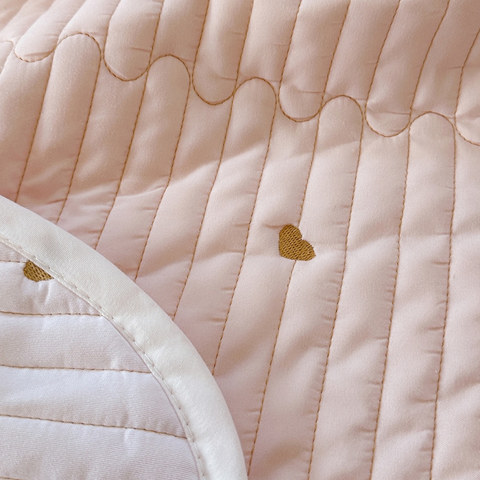 91家纺网 家纺一手货源 找家纺 优悦生活馆 2025新款亲肤舒适水洗棉夹棉床盖 暖心-粉