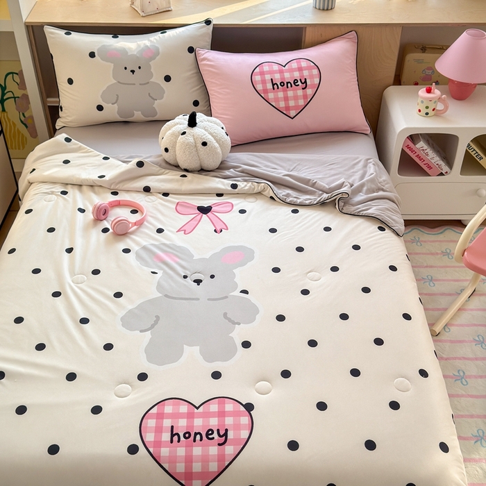 91家纺网 家纺一手货源 找家纺 星期八 2025新款针织棉夏被四件套 波点兔