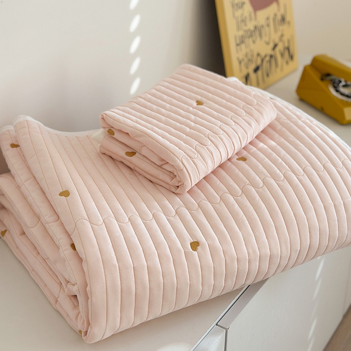 91家纺网 家纺一手货源 找家纺 优悦生活馆 2025新款亲肤舒适水洗棉夹棉床盖 暖心-粉