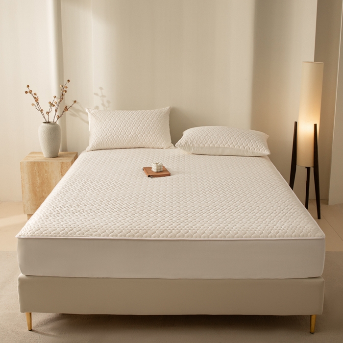 91家纺网 家纺一手货源 找家纺 优悦生活馆 2025新款亲肤水洗棉夹棉防水床笠 桃心-白